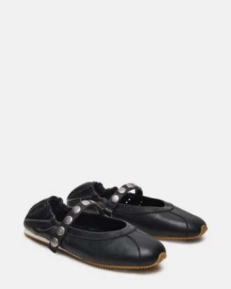 Anaya de cuero negro con tachuelas