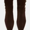 Botas altas de ante marrón con tachuelas Dingo Botas altas de ante marrón con tachuelas Dingo