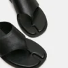 Illia de cuero negro Illia de cuero negro
