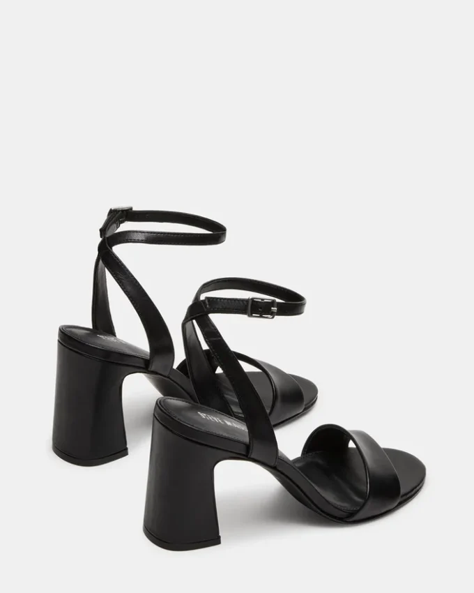 Larah de cuero negro Larah de cuero negro