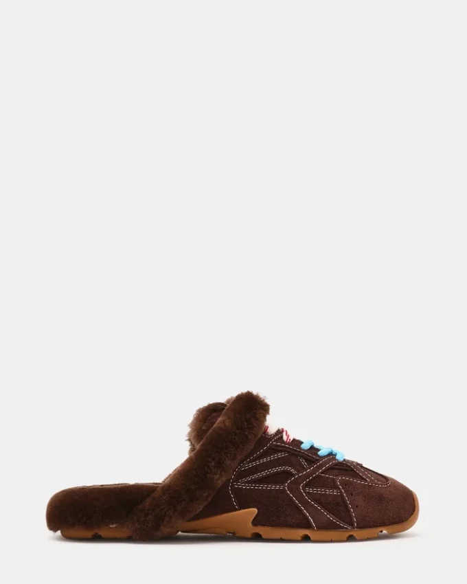 Mules Aziel de ante marrón chocolate con pelo sintético
