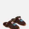Mules Aziel de ante marrón chocolate con pelo sintético