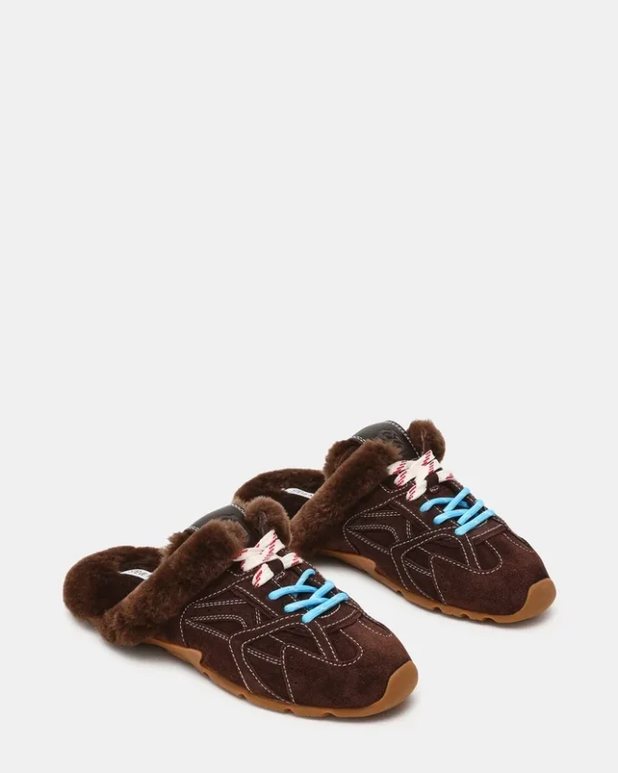 Mules Aziel de ante marrón chocolate con pelo sintético