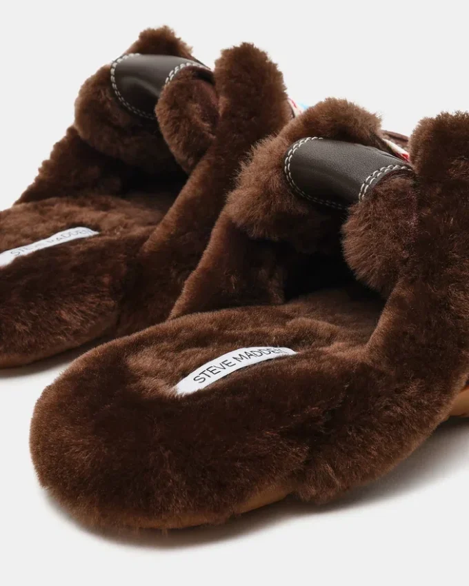 Mules Aziel de ante marrón chocolate con pelo sintético