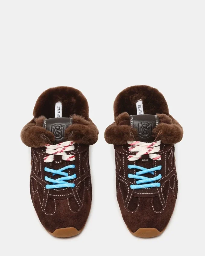 Mules Aziel de ante marrón chocolate con pelo sintético