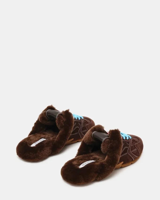 Mules Aziel de ante marrón chocolate con pelo sintético