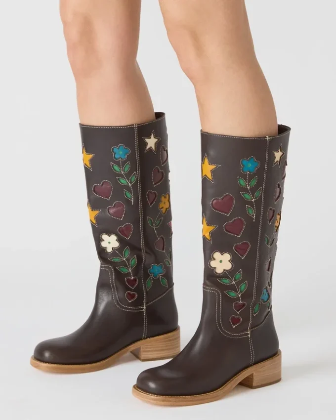 Riggs de cuero marrón con estampado floral