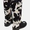 Riggs Negro con estampado de vaca y pantorrilla ancha