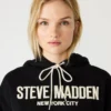 Sudadera con capucha y logotipo Sm, negra Sudadera con capucha y logotipo Sm, negra