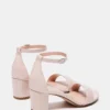 Zapatos de charol Carrson para niña en color rosa palo